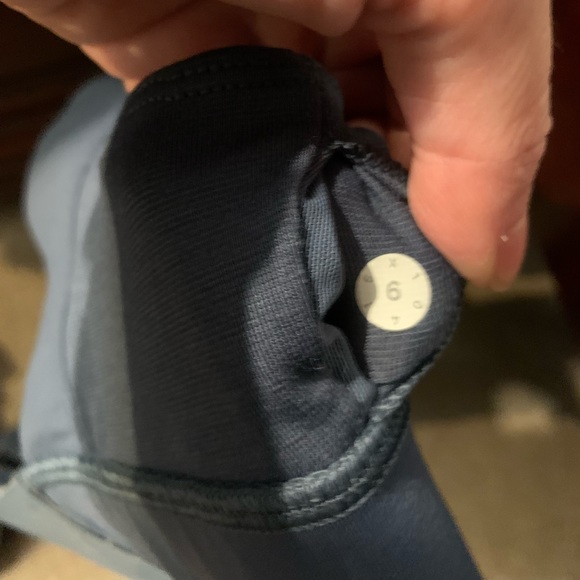 Lululemon On Track Bra Size 6 - Picture 10 of 10